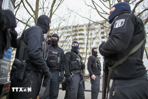 Cảnh sát phong tỏa bên ngoài một tòa nhà ở Berlin trong một chiến dịch truy quét khủng bố. (Nguồn: EPA/TTXVN)