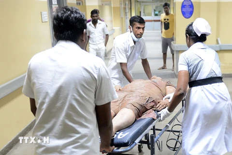 Chuyển người bị thương trong vụ sập bãi rác tới bệnh viện điều trị ở thủ đô Colombo. (Nguồn: AFP/TTXVN)