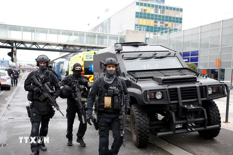 Cảnh sát Pháp làm nhiệm vụ tại sân bay Orly. (Nguồn: AFP/TTXVN)