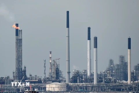 Cơ sở lọc dầu Bukom Shell ở vùng biển ngoài khơi Singapore. (Nguồn: AFP/TTXVN)