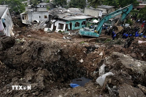 Hoạt động cứu hộ cứu nạn được tiến hành khẩn trương sau khi núi rác bị sập lở tại Colombo, Sri Lanka. (Nguồn: EPA/TTXVN)