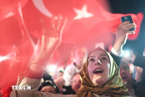 Những người ủng hộ đảng Công lý và Phát triển của Tổng thống Recep Tayyip Erdogan míttinh sau khi kết quả trưng cầu dân ý được công bố. (Nguồn: AFP/TTXVN)