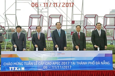 Chủ tịch nước Trần Đại Quang tham dự Lễ khởi động đồng hồ đếm ngược đến Tuần lễ Cấp cao, tại quảng trường trung tâm thành phố Đà Nẵng. (Ảnh: Nhan Sáng/TTXVN)