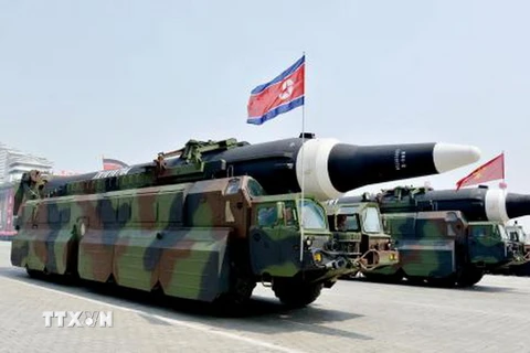 Một loại tên lửa được Triều Tiên trưng bày tại lễ diễu binh kỷ niệm 105 năm ngày sinh cố Chủ tịch Kim Nhật Thành ở Bình Nhưỡng. (Nguồn: Kyodo/TTXVN)