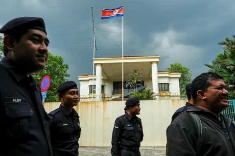 Cảnh sát Malaysia canh gác trước cửa Đại sứ quán Triều Tiên tại Kuala Lumpur. (Nguồn: theatlantic.com)