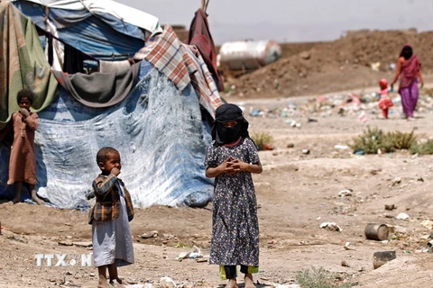 Trẻ em Yemen sơ tán tại một lán trại ở vùng ngoại ô thủ đô Sanaa. (Nguồn: AFP/TTXVN)