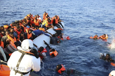 Người di cư trên xuồng cứu hộ của Cơ quan Chữ thập đỏ Italy trên Địa Trung Hải. (Nguồn: AP/TTXVN)