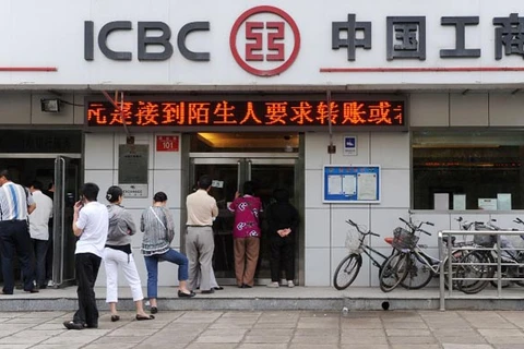 Khách hàng giao dịch tại ngân hàng ICBC. (Nguồn: AFP)