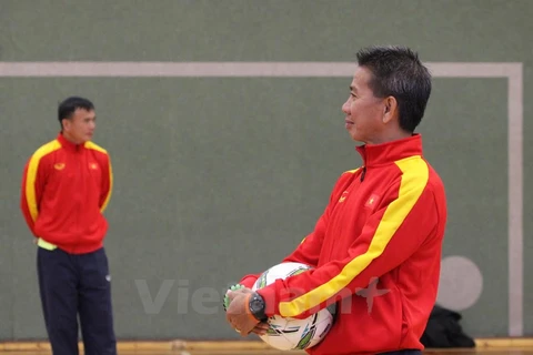 HLV Hoàng Anh Tuấn chăm chú theo dõi các cầu thủ tập luyện và liên tục nhắc nhở, chỉ đạo. (Ảnh: Phạm Văn Thắng/Vietnam+)