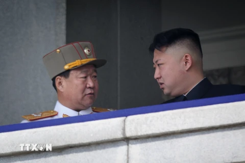 Nhà lãnh đạo Triều Tiên Kim Jong-Un (phải) và ông Choe Ryong-Hae tại lễ kỷ niệm 100 năm ngày sinh cố Chủ tịch Kim Nhật Thành. (Nguồn: AFP/TTXVN)