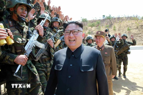 Nhà lãnh đạo Triều Tiên Kim Jong-un (phía trước) giám sát một cuộc diễn tập quân sự. (Nguồn: YONHAP/TTXVN)