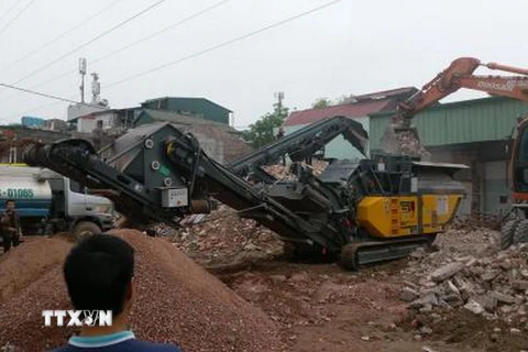 Dây chuyền nghiền phế thải vật liệu xây dựng đầu tiên được triển khai tại Hà Nội. (Ảnh: Minh Nghĩa/TTXVN)