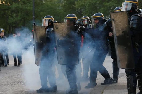 Cảnh sát Pháp đụng độ người biểu tình sau bầu cử vòng 1. (Nguồn: Reuters)