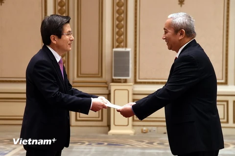 Đại sứ Nguyễn Vũ Tú trình thư ủy nhiệm lên Quyền Tổng thống Hàn Quốc Hwang Kyo-ahn. (Ảnh: Vũ Toàn-Hữu Tuyên/Vietnam+)