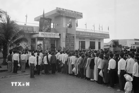 Cử tri phường Thạch Thang, thành phố Đà Nẵng đi bỏ phiếu bầu Quốc hội thống nhất, ngày 25/4/1976.