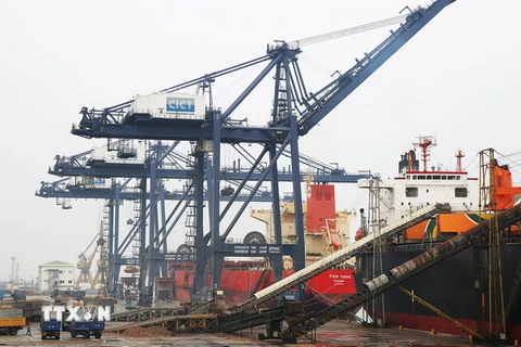 Quang cảnh các tàu bốc dỡ hàng hóa tại Cảng container Quốc tế Cái Lân. (Ảnh: Hoàng Phương/TTXVN)