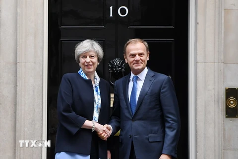 Thủ tướng Anh Theresa May (trái) và Chủ tịch Hội đồng châu Âu Donald Tusk (phải) trong một cuộc gặp tại nhà số 10 phố Downing, London. (Nguồn: EPA/TTXVN)