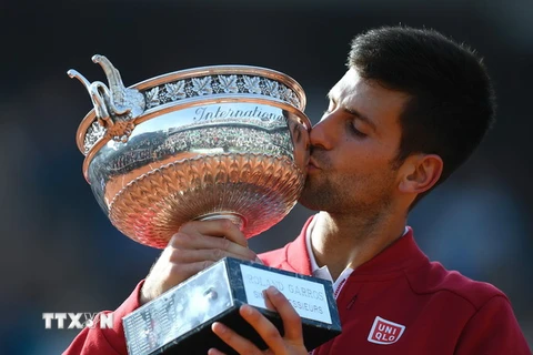 Tay vợt Serbia Novak Djokovic lần đầu tiên đăng quang ngôi vương ở Roland Garros. (Nguồn: AFP/TTXVN)