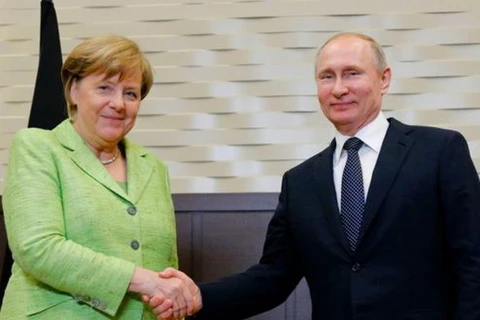 Thủ tướng Đức Angela Merkel (trái) và Tổng thống Nga Vladimir Putin. (Nguồn: AFP)