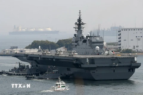 Tàu sân bay Izumo rời khỏi căn cứ Yokosuka ở tỉnh Kanagawa tham gia sứ mệnh hộ tống tàu Mỹ ở Thái Bình Dương. (Nguồn: AFP/TTXVN)