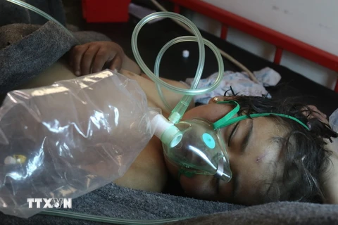 Điều trị cho một trẻ em Syria bị ảnh hưởng bởi cuộc tấn công bị tình nghi sử dụng vũ khí hóa học tại bệnh viện ở Idlib. (Nguồn: AFP/TTXVN)