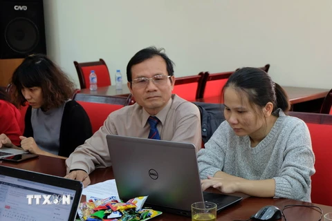 Ông Nguyễn Văn Lạng, Trưởng Văn phòng Thừa phát lại Ba Đình, trả lời ý kiến người dân. (Ảnh: Thanh Huyền/TTXVN)