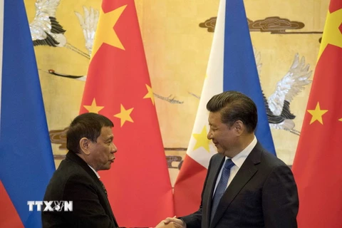 Chủ tịch Trung Quốc Tập Cận Bình (phải) và Tổng thống Philippines Rodrigo Duterte tại cuộc gặp ở Bắc Kinh, Trung Quốc tháng 10/2016. (Nguồn: AFP/TTXVN)