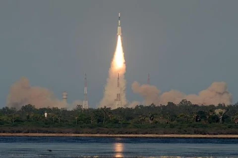 Vệ tinh liên lạc GSAT-9 được phóng từ sân bay vũ trụ Sriharikota. (Nguồn: AFP)