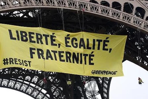Biểu ngữ phản đối nữ ứng cử viên Tổng thống Pháp Le Pen trên Tháp Eiffel. (Nguồn: AFP)