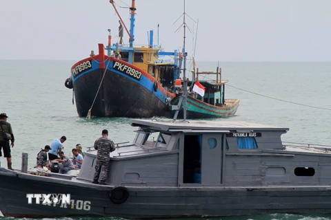 Nhà chức trách Indonesia lai dắt một tàu đánh cá trái phép của Malaysia tại khu vực ngoài khơi Belawan, phía Đông đảo Sumatra, Indonesia. (Nguồn: AFP/TTXVN)