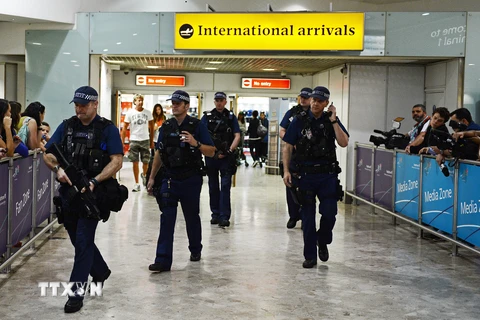 Cảnh sát Anh làm nhiệm vụ tại sân bay Heathrow. (Nguồn: AFP/TTXVN)