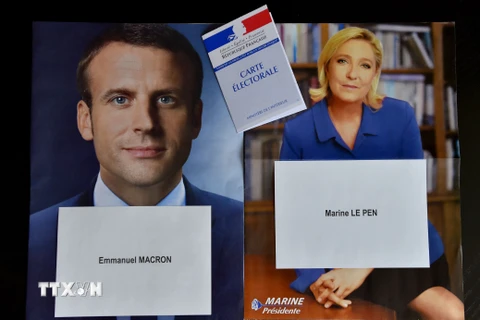 Ứng cử viên Tổng thống Pháp Emmanuel Macron (trái) theo đường lối trung dung ​và đối thủ là bà Marine Le Pen (phải) thuộc phe cực hữu. (Nguồn: AFP/TTXVN)