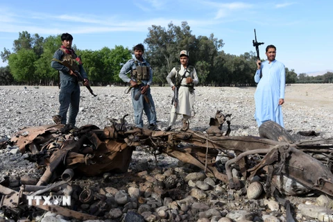 Lực lượng an ninh Afghanistan điều tra tại hiện trường vụ đánh bom liều chết ở tỉnh Nangarhar. (Nguồn: EPA/TTXVN)