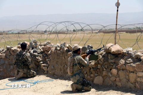 Cảnh sát biên phòng Afghanistan gác tại khu vực biên giới với Pakistan gần Durand thuộc Spin Boldak, tỉnh Kandahar. (Nguồn: AFP/TTXVN)