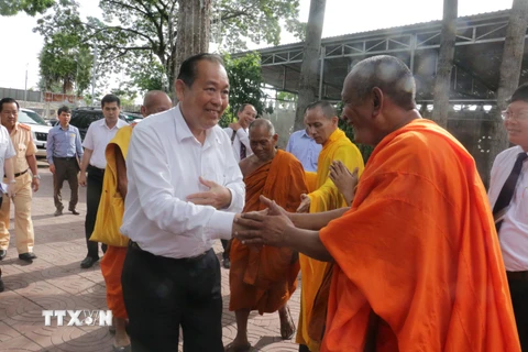 Phó Thủ tướng Trương Hòa Bình thăm, chúc mừng Đại lễ Phật đản tại chùa Pôthisomrôn. (Ảnh: Ngọc Thiện/TTXVN)