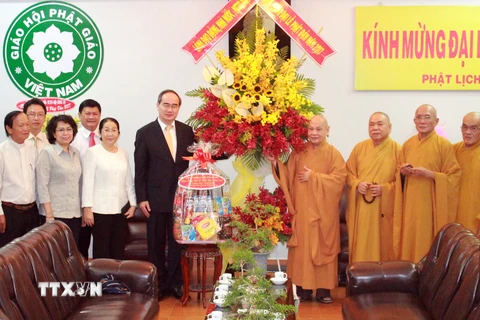 Chủ tịch Mặt trận Tổ quốc Việt Nam Nguyễn Thiện Nhân thăm và chúc mừng các Chư tôn đức giáo phẩm tại Văn phòng 2 Trung ương Giáo hội Phật giáo Việt Nam. (Ảnh: Thế Anh/TTXVN)