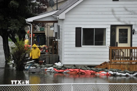 Cảnh ngập lụt sau những trận mưa lớn ở Gatineau, tỉnh Quebec. (Nguồn: THX/TTXVN)