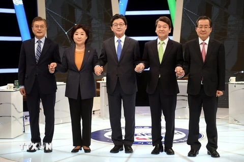 Các ứng cử viên Tổng thống Hàn Quốc (từ trái sang) Moon Jae-In, Sim Sang-Jung, Yoo Seung-Min, Ahn Cheol-Soo và Hong Joon-Pyo chụp ảnh chung trước buổi tranh luận trực tiếp trên truyền hình. (Nguồn: AFP/TTXVN)