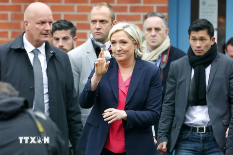 Bà Marine Le Pen (giữa) sau khi bỏ phiếu tại một địa điểm bầu cử ở Henin-Beaumont, Tây Bắc nước Pháp. (Nguồn: AFP/TTXVN)