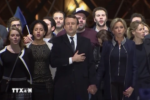 Tổng thống Pháp mới đắc cử Emmanuel Macron (giữa, phía trước) sau khi kết quả sơ bộ cuộc bầu cử Tổng thống vòng hai được công bố. (Nguồn: AFP/TTXVN)