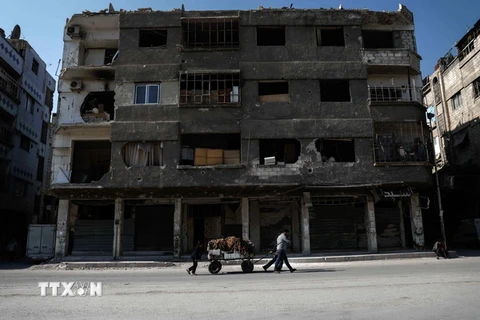 Cảnh yên bình trên một con phố ở Douma, ngoại ô phía Đông thủ đô Damascus sau khi thỏa thuận thiết lập vùng an toàn có hiệu lực. (Nguồn: AFP/TTXVN)