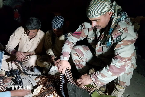 Lực ượng an ninh Pakistan chuẩn bị triển khai tại khu vực biên giới với Afghanistan. (Nguồn: EPA/TTXVN)