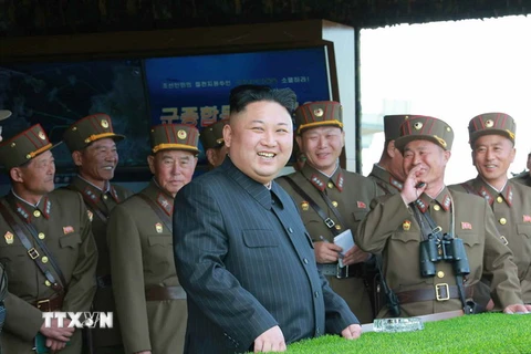 Nhà lãnh đạo Triều Tiên Kim Jong-un kiểm tra một cuộc tập trận bắn đạn thật nhân dịp kỷ niệm 85 năm ngày thành lập Quân đội Nhân dân Triều Tiên. (Nguồn: Yonhap/TTXVN)