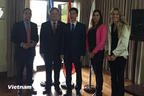 Đại diện Đại sứ quán Việt Nam tại Argentina cùng các quan khách tham dự sự kiện. (Ảnh: Phương Lan/TTXVN)