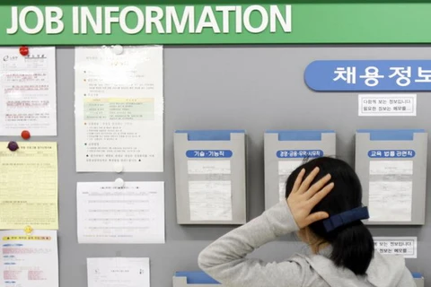 Người lao động Hàn Quốc tìm kiếm thông tin việc làm. (Nguồn: Reuters)