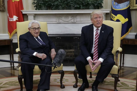 Tổng thống Mỹ Donald Trump tiếp cựu Ngoại trưởng Henry Kissinger. (Nguồn: patch.com)