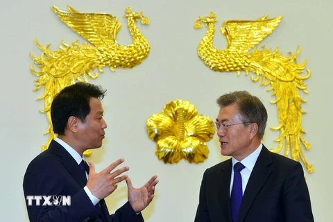 Tân Tổng thống Hàn Quốc Moon Jae-In (phải) và Chủ nhiệm văn phòng Tổng thống Im Jong-Seok (trái) tại Nhà Xanh. (Nguồn: AFP/TTXVN)