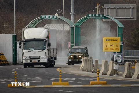 Xe tải rời khỏi khu công nghiệp Kaesong. (Nguồn: AFP/TTXVN)