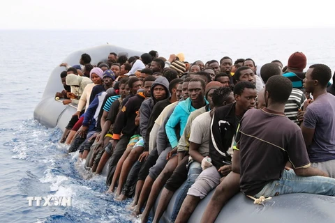 Người di cư chờ được cứu ở ngoài khơi bờ biển thuộc thị trấn Zawiyah (Libya). (Nguồn: AFP/TTXVN)