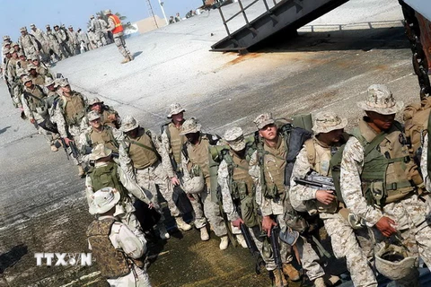 Lính thủy đánh bộ Mỹ trở về căn cứ quân sự ở Okinawa, Nhật Bản sau 4 tuần làm nhiệm vụ tại Iraq. (Nguồn: AFP/TTXVN)